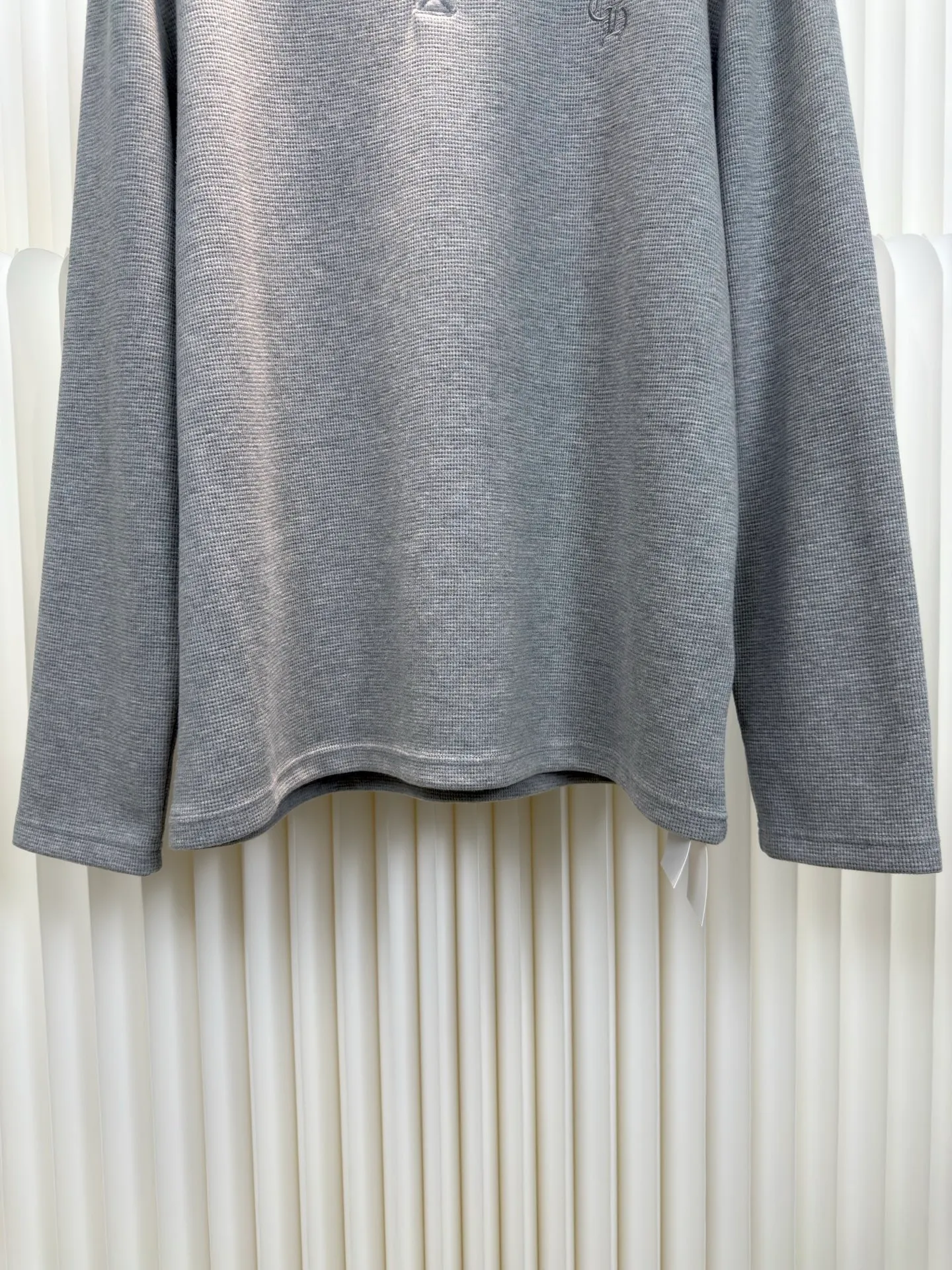P400 Chrome Hear leather henley collar waffle sweatshirt. The fabric is made of 350g cotton waffle double-layer material before washing (to distinguish low-weight, cut corners and non-pure cotton market products). The silver buckles and scrolls are made of antique bronze and real silver (the material has reached 300+ quality in the market). The leather label is still made of genuine imported lambskin. The most important thing is the hand-sewn leather (the cost is high when it comes to manual work). A lot of effort has been put into the fabric, hardware and craftsmanship. The top quality in the market. The industry benchmark is only owned by a few people. Size S M L